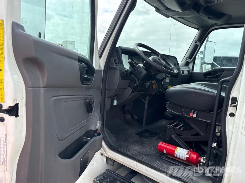 International MV607 4x2 Van Truck 貨箱式卡車