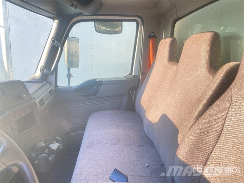 International MV607 SBA 4x2 Van Truck Фургони