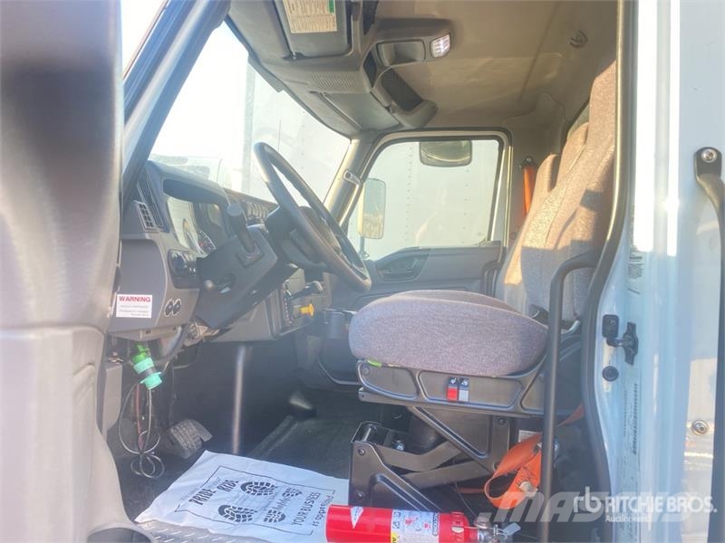 International MV607 SBA 4x2 Van Truck Фургони