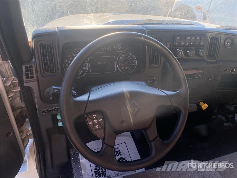 International MV607 SBA 4x2 Van Truck Фургони