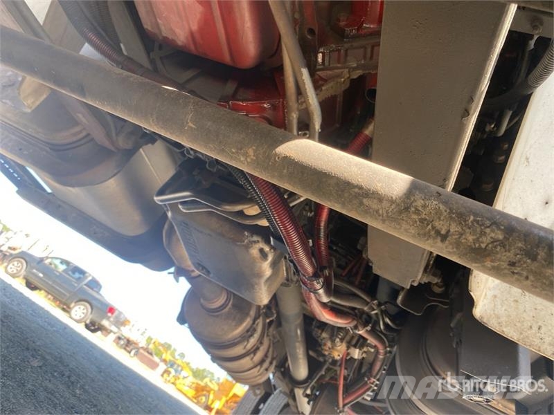 International MV607 Van Truck Camiones con caja de remolque