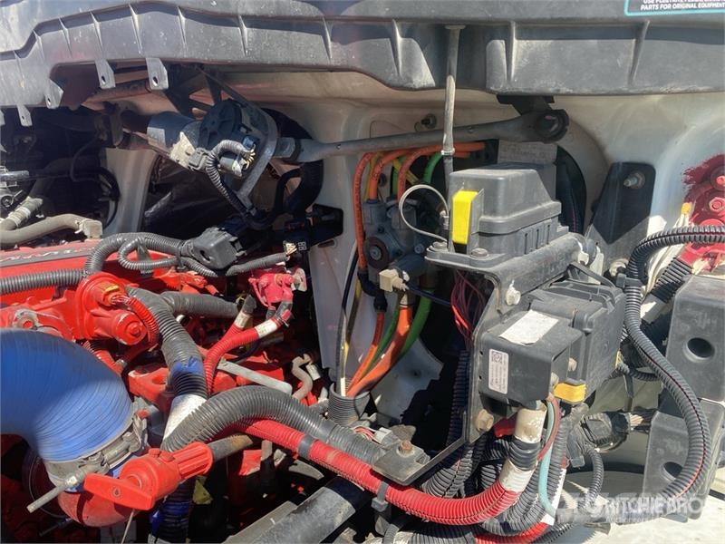 International MV607 Van Truck Camiones con caja de remolque