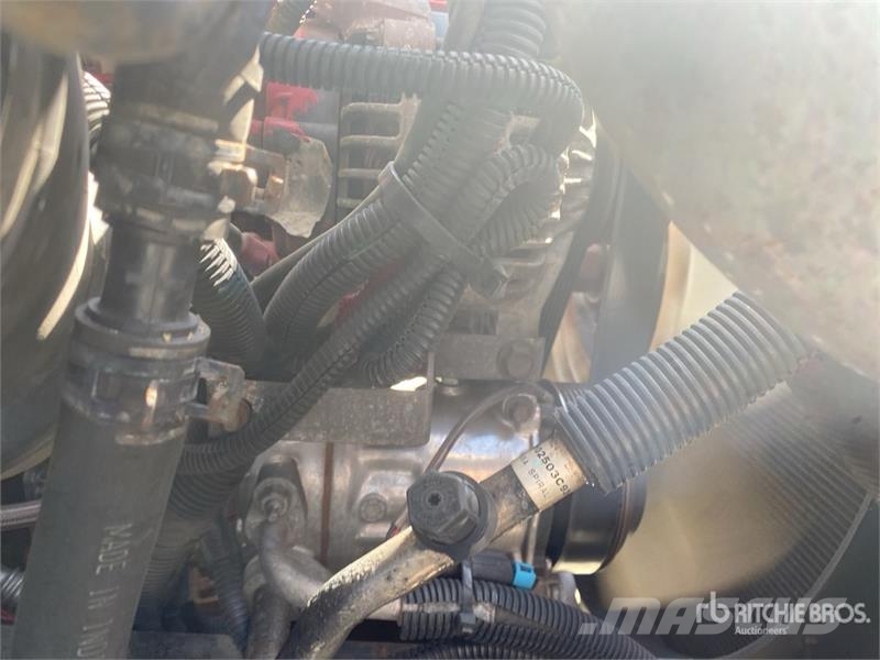 International MV607 Van Truck Camiones con caja de remolque
