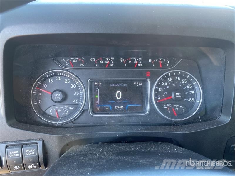 International MV607 Van Truck Camiones con caja de remolque