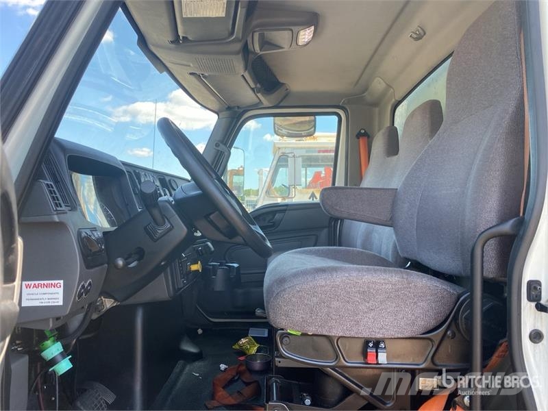 International MV607 Van Truck Camiones con caja de remolque