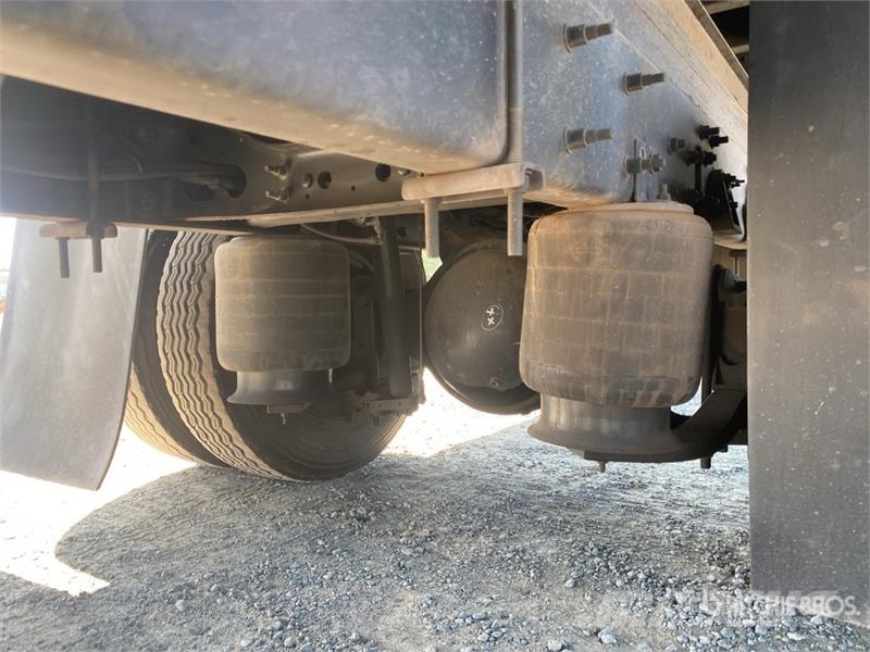 International MV607 Van Truck Camiones con caja de remolque