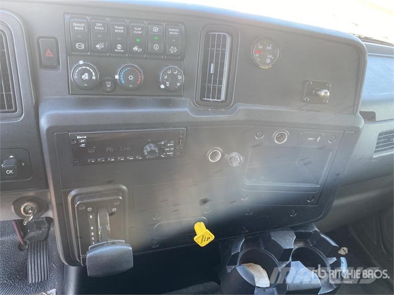 International MV607 Van Truck Camiones con caja de remolque