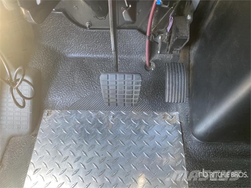 International MV607 Van Truck Camiones con caja de remolque