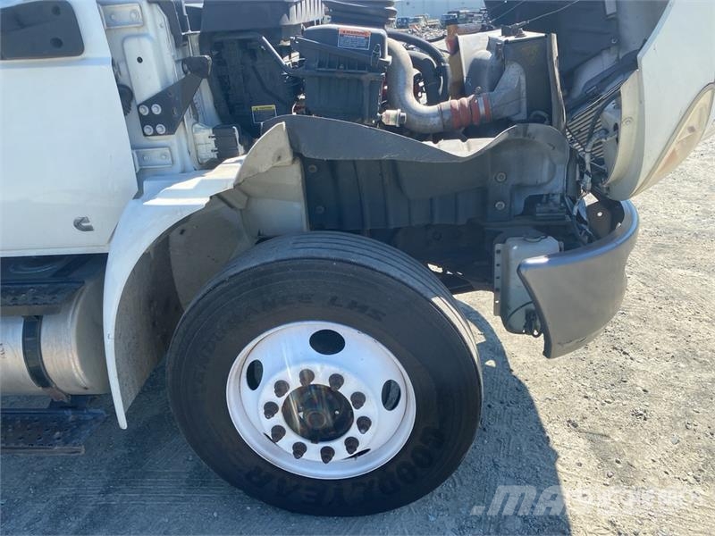 International MV607 Van Truck Camiones con caja de remolque