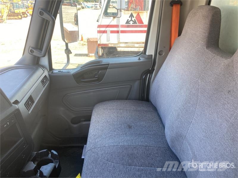 International MV607 Van Truck Camiones con caja de remolque