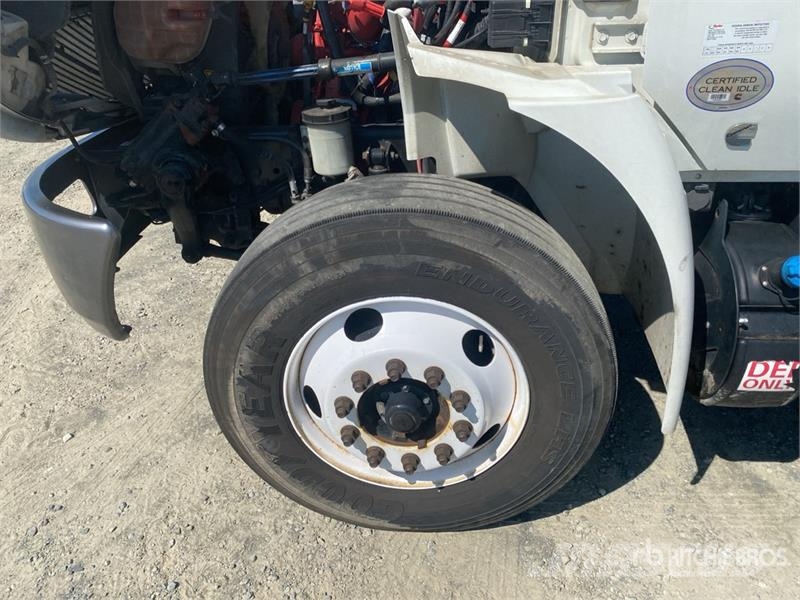 International MV607 Van Truck Camiones con caja de remolque