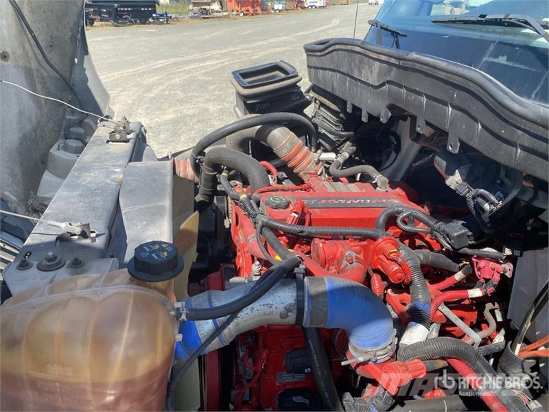 International MV607 Van Truck Camiones con caja de remolque