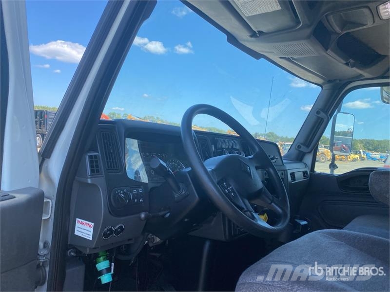 International MV607 Van Truck Camiones con caja de remolque