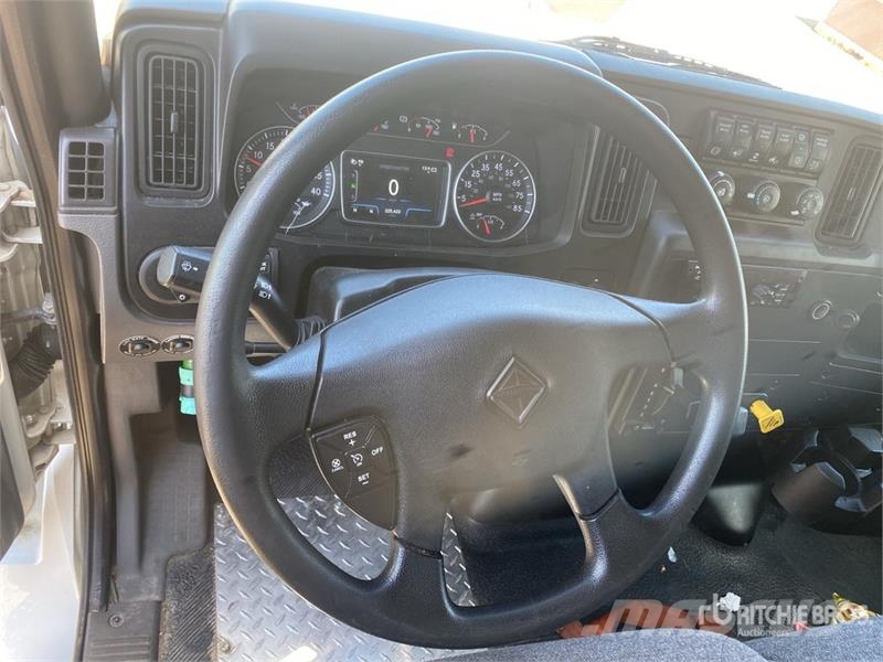 International MV607 Van Truck Camiones con caja de remolque