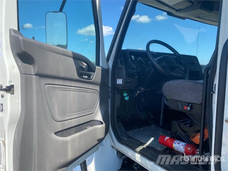International MV607 Van Truck Camiones con caja de remolque