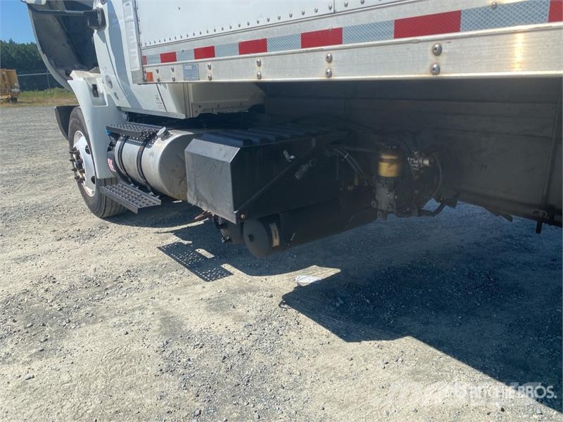 International MV607 Van Truck Camiones con caja de remolque