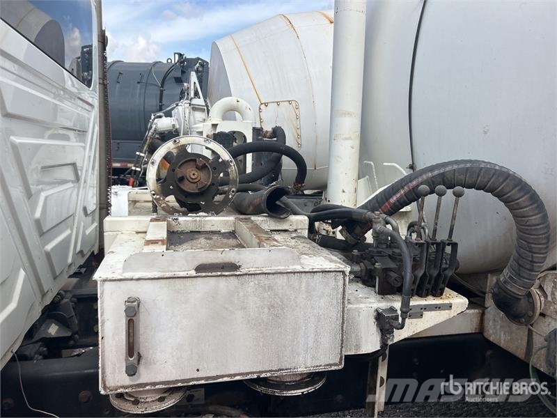 International on International WorkStar 7500 6x4 Vacuum Tanker Slamsuger