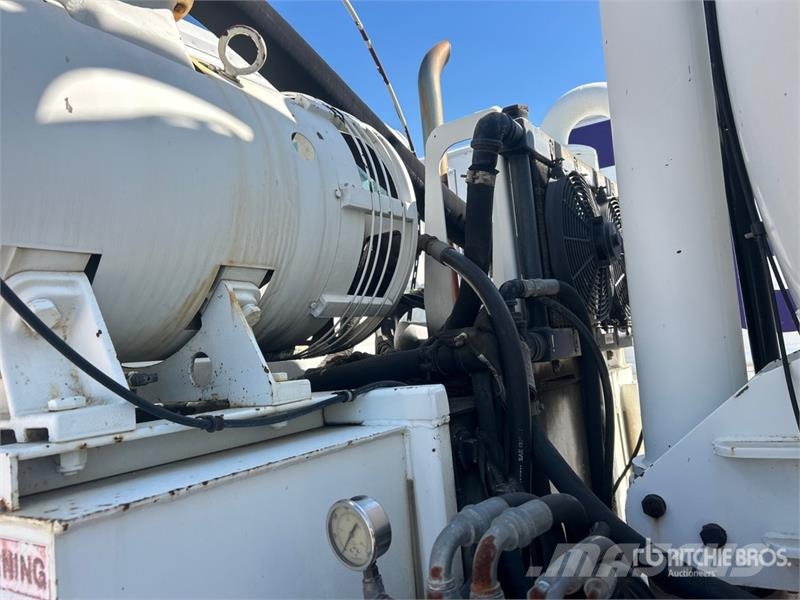 International on  International 8x4 Vacuum Tanker Truck (Inopera Combi / vacuum trucks