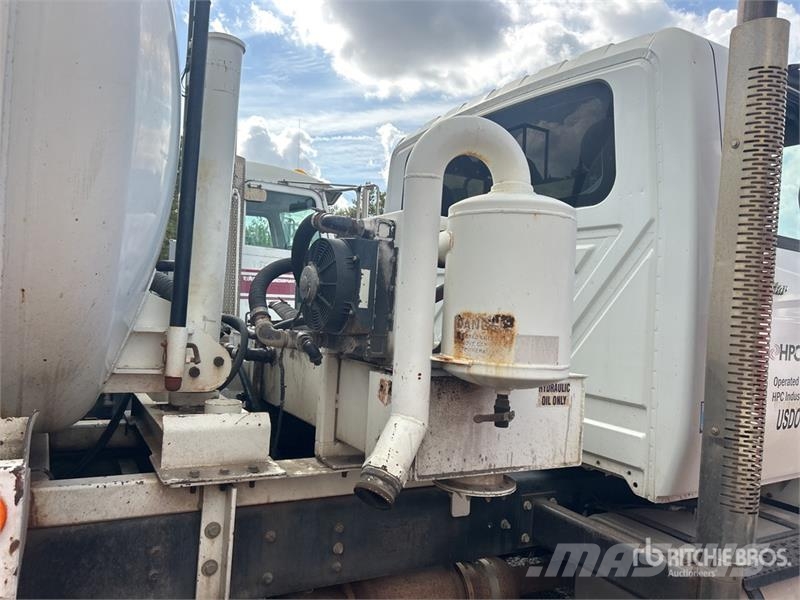 International on International WorkStar 7500 6x4 Vacuum Tanker Slamsuger