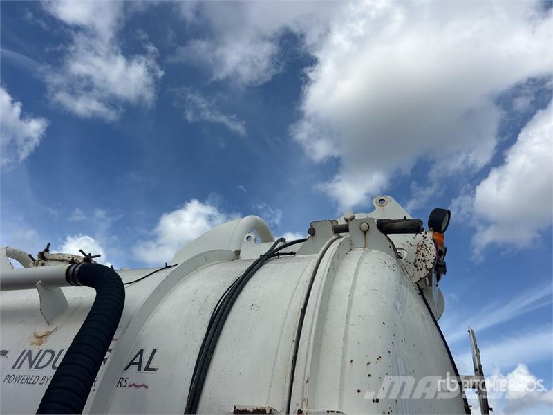 International on International WorkStar 7500 6x4 Vacuum Tanker Slamsuger