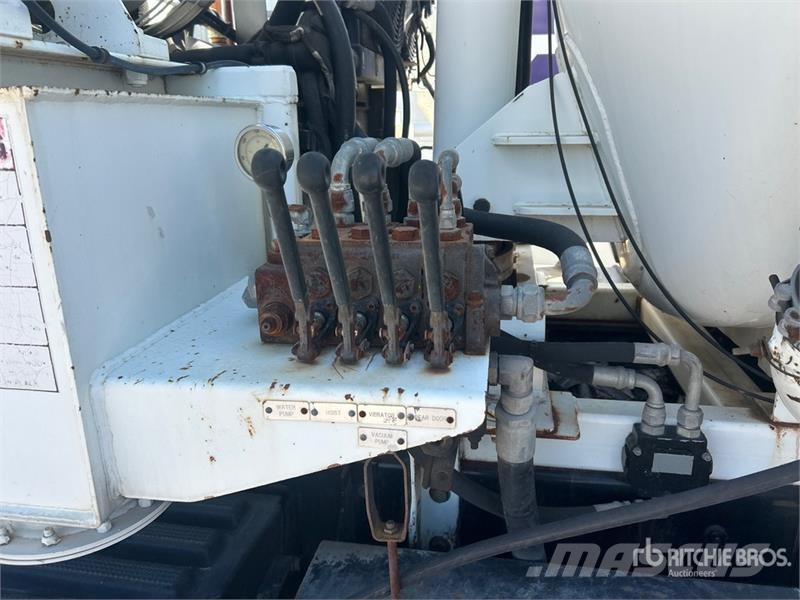 International on  International 8x4 Vacuum Tanker Truck (Inopera Combi / vacuum trucks
