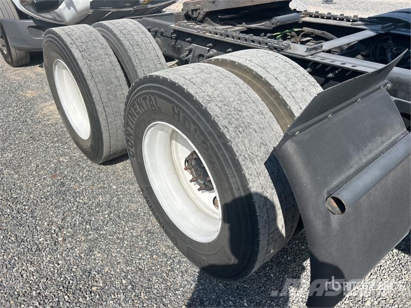 International Prostar+ 122 6x4 T/A Sleeper Truck Tractor Vlačilci