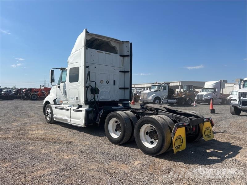 International Prostar+ 122 6x4 T/A Sleeper Truck Tractor Vlačilci