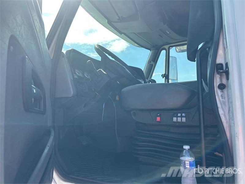 International Prostar+ 122 6x4 T/A Sleeper Truck Tractor Vlačilci