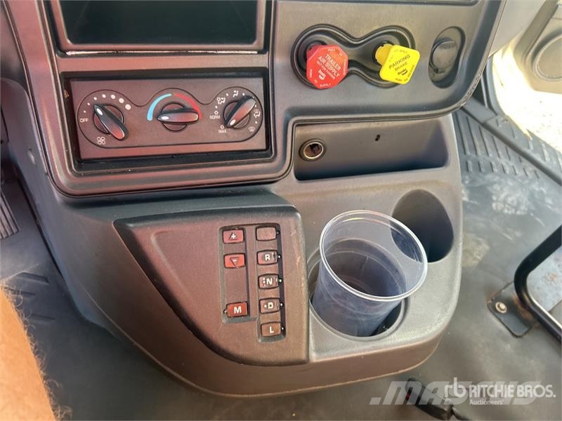 International Prostar 6x4 T/A Day Cab Truck Tractor Vlačilci
