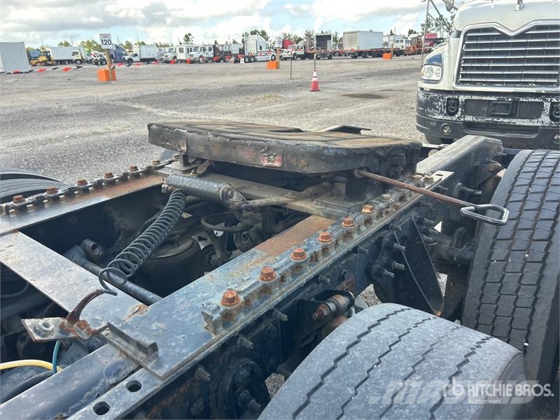 International ProStar+ 122 6x4 T/A Sleeper Truck Tractor Traktorske jedinice