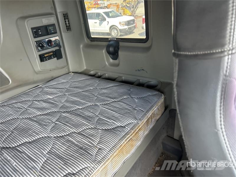 International Prostar+ 122 6x4 T/A Sleeper Truck Tractor Vlačilci