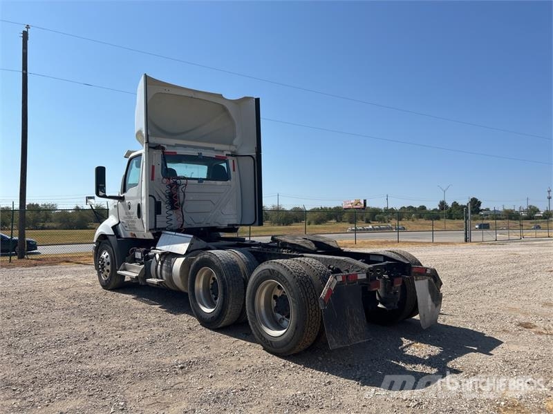 International RH613 6x4 T/A Day Cab Truck Tractor Тягачі