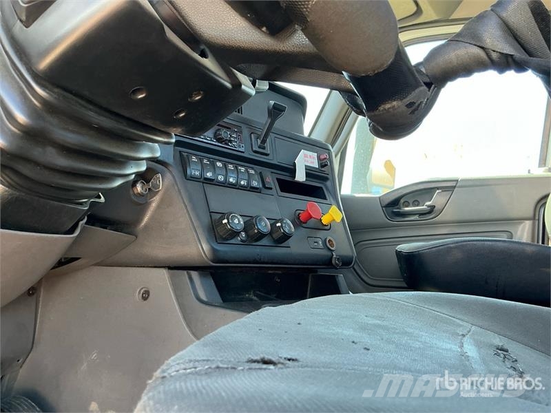 International RH613 6x4 T/A Day Cab Truck Tractor Тягачі