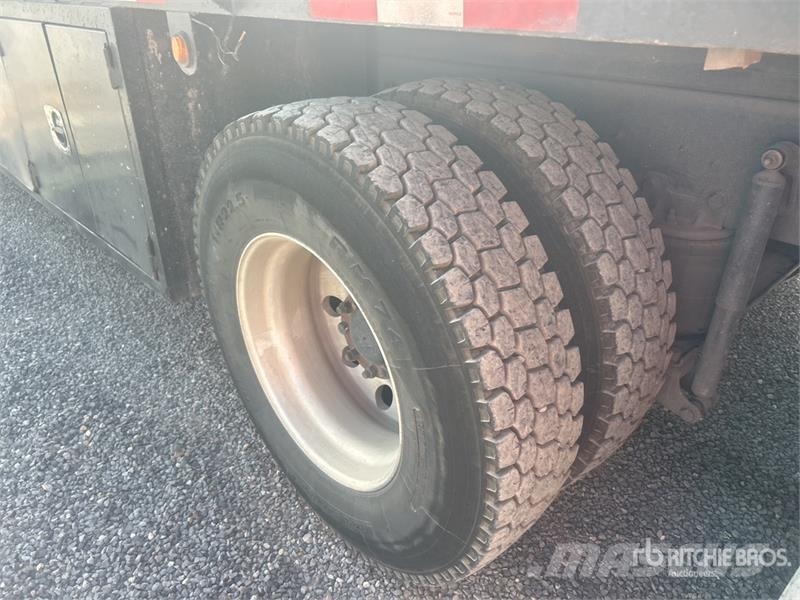 International SF637 6x4 Flatbed Truck Platformas/izkraušana no sāniem