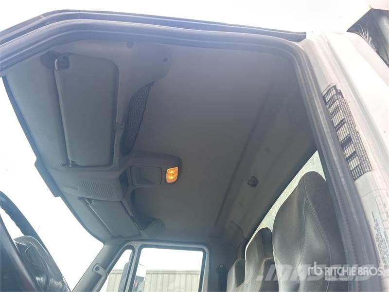 International WorkStar 7400 폐기물 수거 트럭