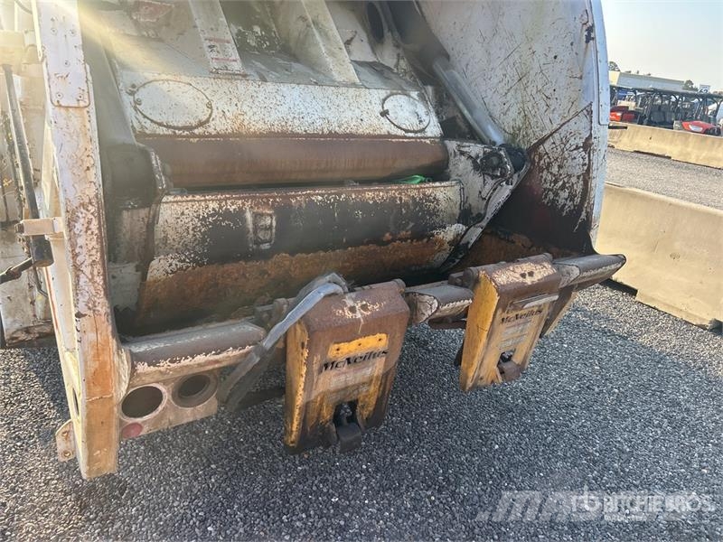 International WorkStar 7400 폐기물 수거 트럭