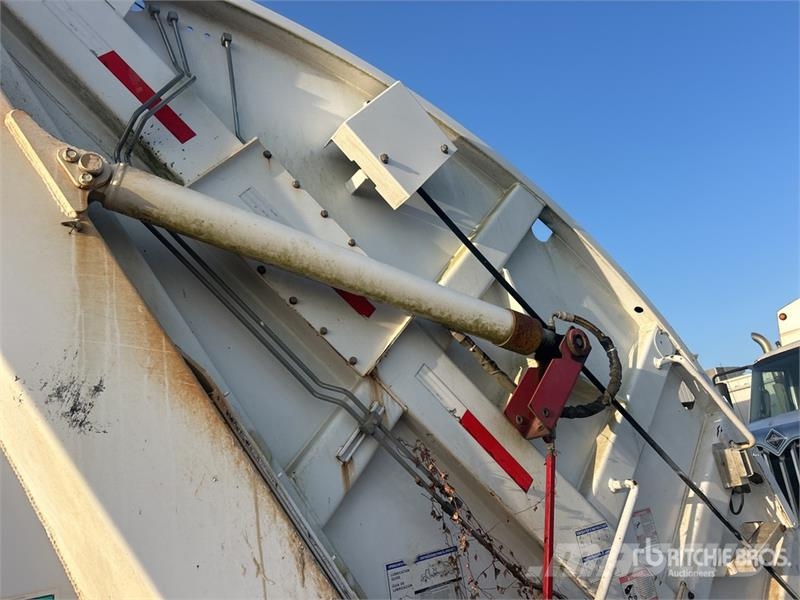 International WorkStar 7400 폐기물 수거 트럭