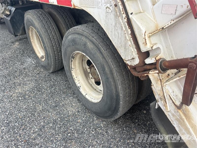 International WorkStar 7400 폐기물 수거 트럭