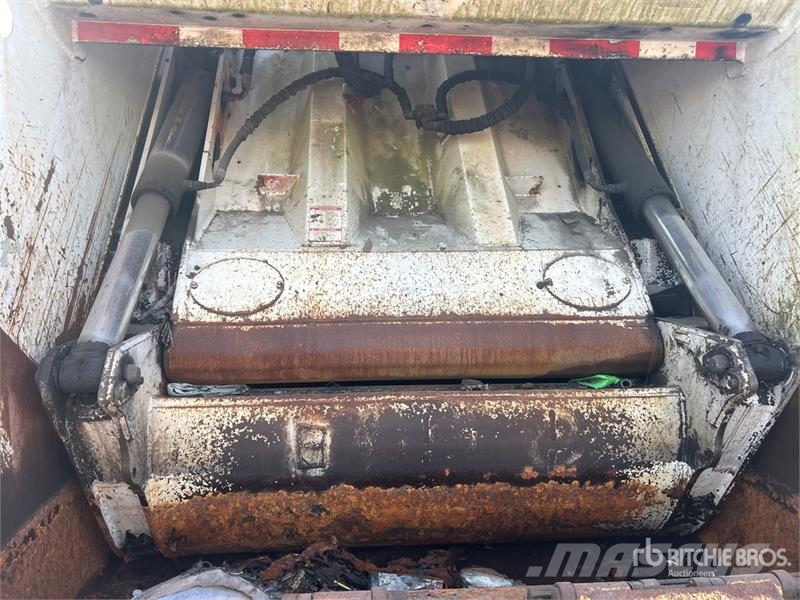International WorkStar 7400 폐기물 수거 트럭