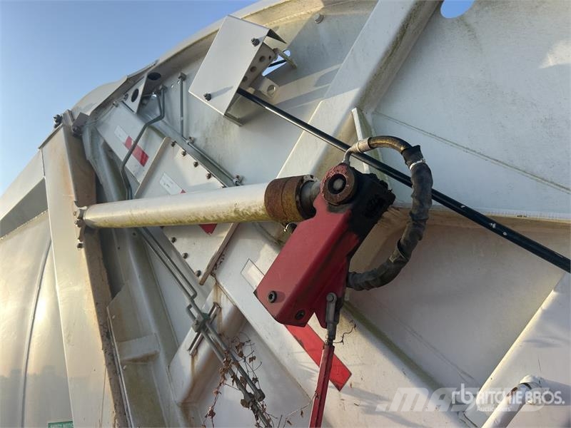 International WorkStar 7400 폐기물 수거 트럭