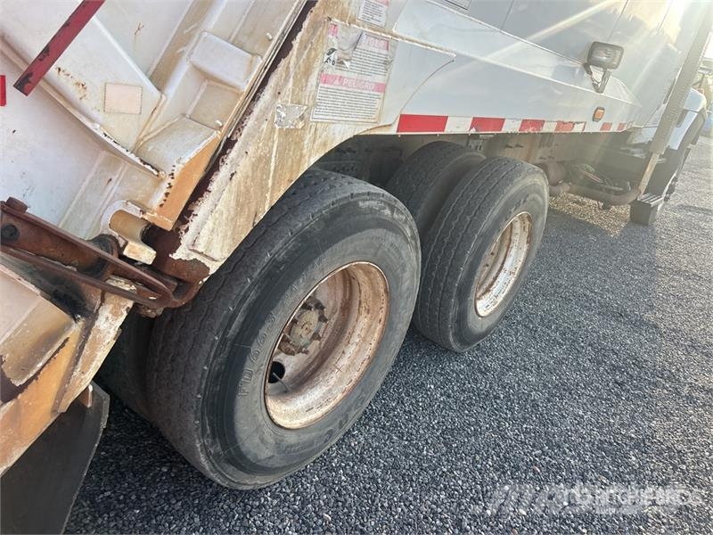 International WorkStar 7400 폐기물 수거 트럭