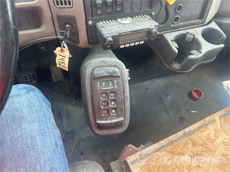 International WorkStar 7400 폐기물 수거 트럭