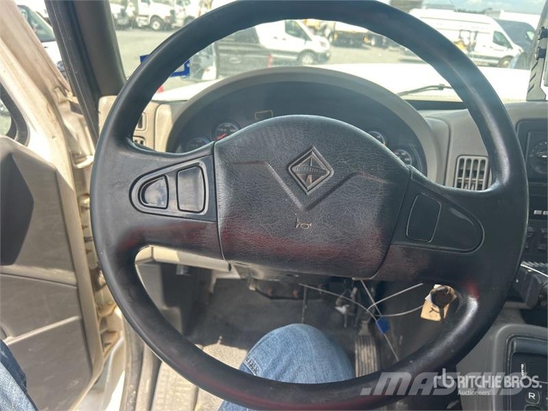International WorkStar 7400 폐기물 수거 트럭