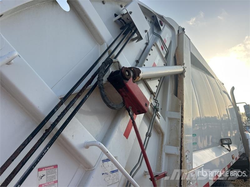 International WorkStar 7400 폐기물 수거 트럭
