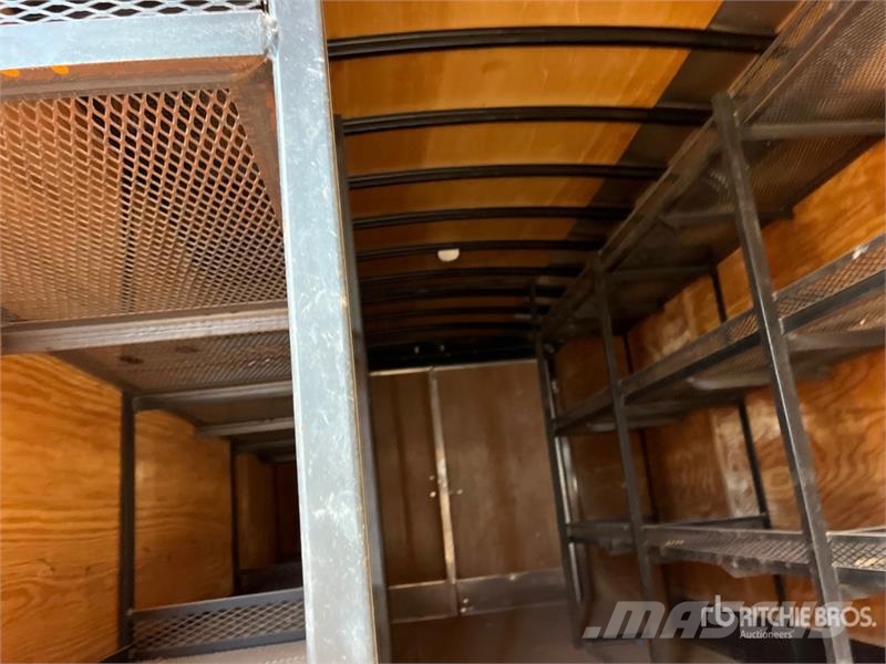 Interstate 32 ft Tri/A Gooseneck Enclosed Trailer Furgons