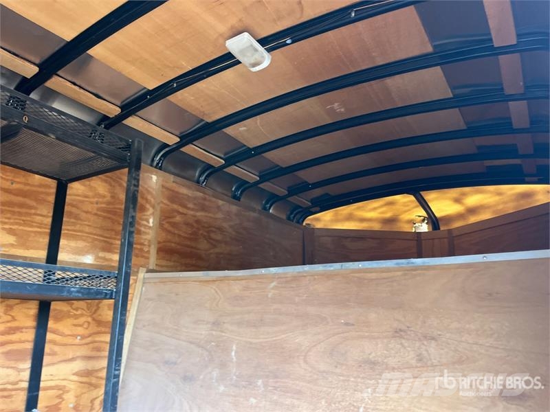Interstate 32 ft Tri/A Gooseneck Enclosed Trailer Furgons