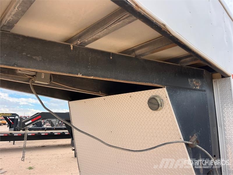 Interstate 32 ft Tri/A Gooseneck Enclosed Trailer Furgons