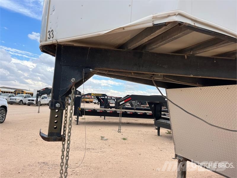 Interstate 32 ft Tri/A Gooseneck Enclosed Trailer Furgons