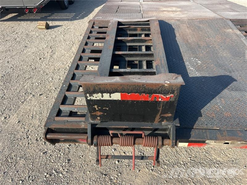 Interstate 40DLA 33 ft T/A Equipment Trailer مقطورات مركبات نقل