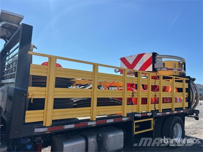 Isuzu FTR 4x2 Attenuator Truck مركبات الأغراض العامة
